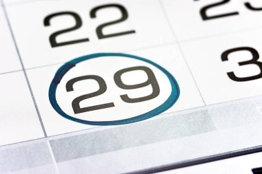 Ayın yirmidokuzunda takvim üzerinde bir çerçeve yakın çekim makrosu, takvimde işaretli, yirmi dokuzuncu tarih