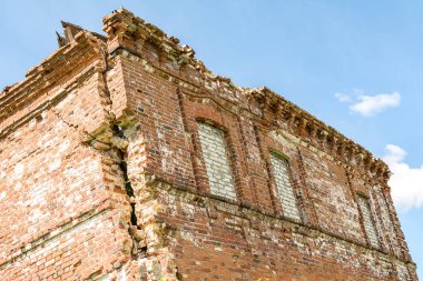Eski yıkılmış tuğla bina, harap olmuş, terk edilmiş.