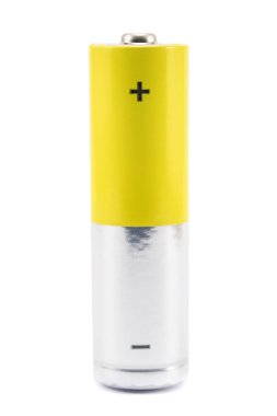 Alkali piller ve sarı metal piller. Beyaz arka planda izole edilmiş, karbon çinko piller, şarj edilebilir piller, model piller.