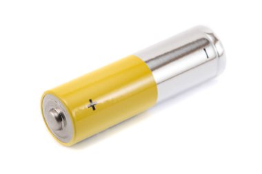 Alkali piller ve sarı metal piller. Beyaz arka planda izole edilmiş, karbon çinko piller, şarj edilebilir piller, model piller.