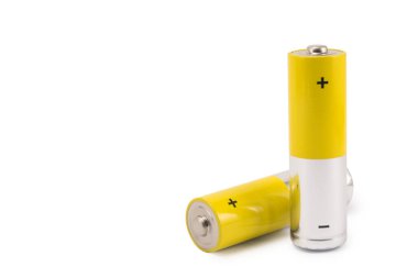 Alkali piller ve sarı metal piller. Beyaz arka planda izole edilmiş, karbon çinko piller, şarj edilebilir piller, model piller.