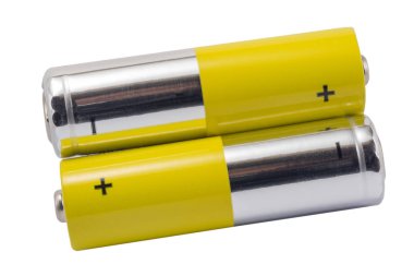 Alkali piller ve sarı metal piller. Beyaz arka planda izole edilmiş, karbon çinko piller, şarj edilebilir piller, model piller.