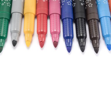 işaretleyicileri izole, beyaz bir arka plan üzerinde renkli Keçeli Kalemler kadar alay, uzay, üstten görünüm Kopyala