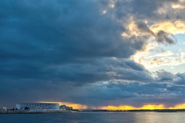 Şehir nehri üzerinde yaklaşan kasırga, fırtınalı gökyüzü