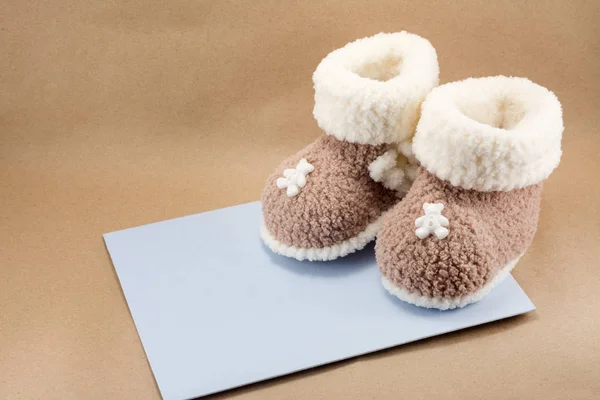 Вязаные Детские Ботинки Новорожденного Фоне Ремесла — стоковое фото