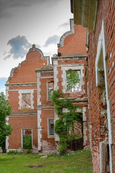 Eski yıkılmış tuğla bina, harap olmuş, terk edilmiş.