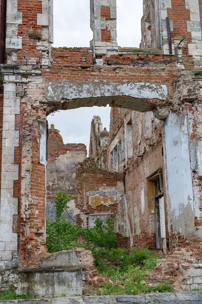 Eski yıkılmış tuğla bina, harap olmuş, terk edilmiş.