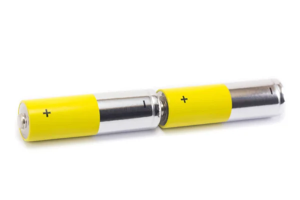 碱性电池和一个黄色金属Aa大小的电池 在白色背景特写 碳锌电池 充电电池 模型上隔离 — 图库照片