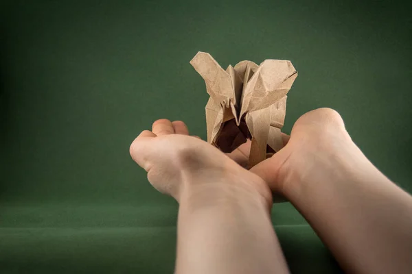Origami Bébé Éléphant Artisanat Papier Sur Fond Vert Sur Main — Photo
