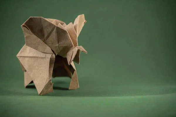 由绿色背景 纸张和森林保护概念的工艺纸制成的折纸小象 拯救森林 复制空间 — 图库照片