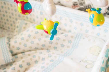 Çocuk odasında beşikteki beşikteki çocuk oyuncağı, çocuk gelişimi için oyuncak, başucu oyuncağı.