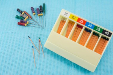 Kök kanal dolumu için farklı boyutlarda gutta-percha pimleri, endodontik cetvel yakın çekim, endodontik dolgu için malzeme