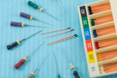 Kök kanal dolumu için farklı boyutlarda gutta-percha pimleri, endodontik cetvel yakın çekim, endodontik dolgu için malzeme