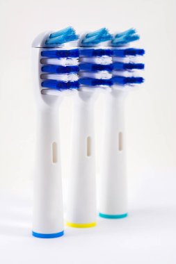 elektrikli diş fırçası başlıkları beyaz arkaplanda izole