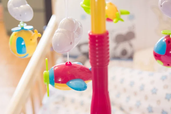 Ruchoma Zabawka Dla Dzieci Kołyski Przedszkolu Jasnym Tle Zabawka Rozwoju — Zdjęcie stockowe
