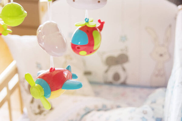 детская мобильная игрушка для колыбели в детской на светлом фоне, игрушка для развития детей, прикроватная игрушка
