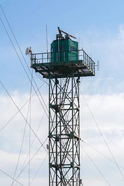 Trabalhando Torre Estação Meteorológica Contra Azul Céu — Fotografia de Stock