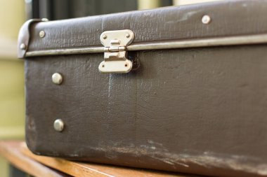 Eski moda deri bavul.