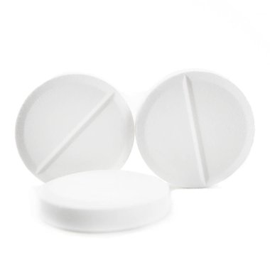 beyaz arka planda izole edilmiş beyaz yuvarlak haplar makro