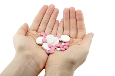 Farklı boyutlarda çok renkli tabletler elde üst görünümde yakın çekim makro, izole edilmiş, beyaz arkaplan