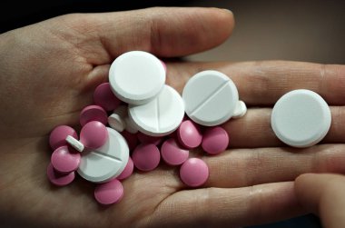 farklı boyutlarda çok renkli tabletler el görünümü yakın çekim makrosu