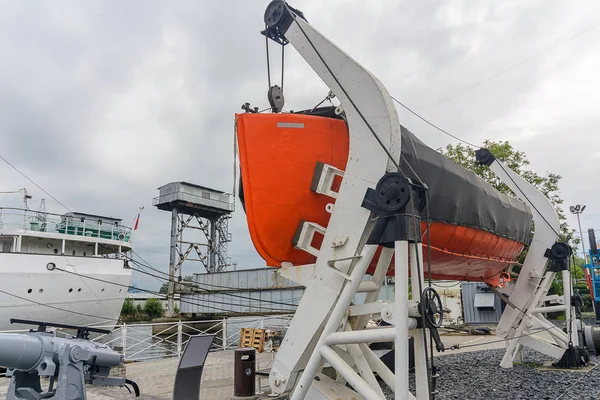 Gemideki cankurtaran botunu indirme mekanizması, deniz yolculuğu sırasında güvenlik.
