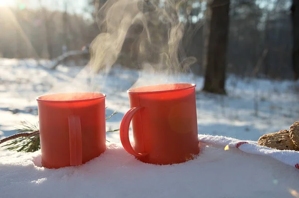 Red Mugs Hot Drink Soar Cold Mugs Snow Sunny Frosty — Stock Photo, Image