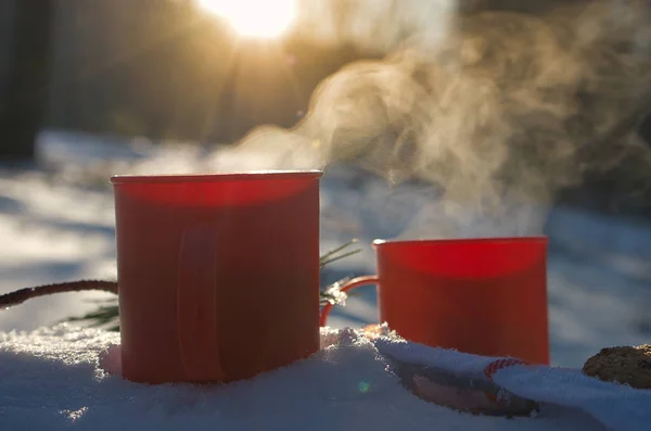Rote Becher Mit Einem Heißgetränk Schweben Der Kälte Becher Schnee — Stockfoto