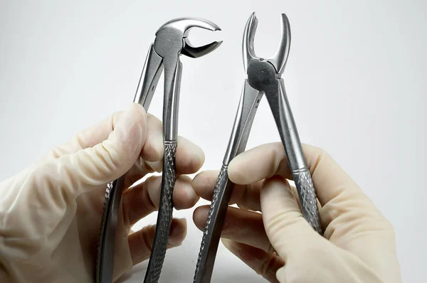 Kleszcze Chirurgiczne Usuwania Zębów Dłoniach Chirurga Dentysty Jasnym Tle — Zdjęcie stockowe
