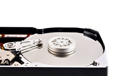 beyaz arkaplanda parçalanmış sabit disk, hdd, sabit disk sürücüsü, yakın plan