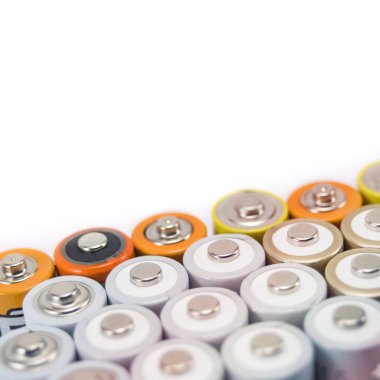 Alkalin piller çok renkli metaller ve Aa boyutundaki pillerin pozitif tarafı beyaz arka planda izole edilmiş, karbon çinko piller, şarj edilebilir piller, üst görüş modeli.