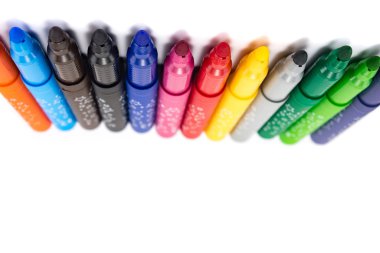 işaretleyicileri izole, beyaz bir arka plan üzerinde renkli Keçeli Kalemler kadar alay, uzay, üstten görünüm Kopyala