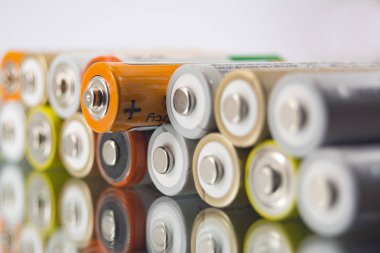 Cam yüzeyde alkali Aa bataryaları. Yakın çekim yansıması, tuz pilleri, biriktiriciler.