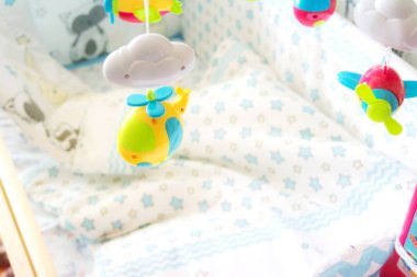 Çocuk odasında beşikteki beşikteki çocuk oyuncağı, çocuk gelişimi için oyuncak, başucu oyuncağı.