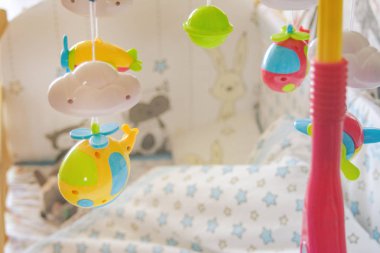 Çocuk odasında beşikteki beşikteki çocuk oyuncağı, çocuk gelişimi için oyuncak, başucu oyuncağı.