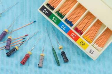 Kök kanal dolumu için farklı boyutlarda gutta-percha pimleri, endodontik cetvel yakın çekim, endodontik dolgu için malzeme