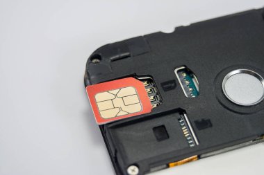 Sim kart akıllı telefondaki konektörün yanına yakın plan, telefon