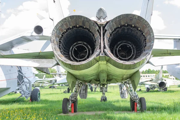 Gevechtsvliegtuigen Turbines Straalpijpen Voor Vliegtuigmotoren Achteraanzicht — Stockfoto