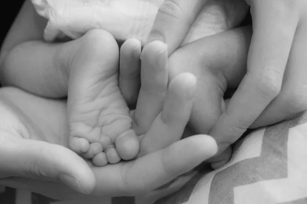 Nyfødte Babyben Mors Hænder Begrebet Moderskab Kærlighed Børnepasning Sort Hvidt - Stock-foto