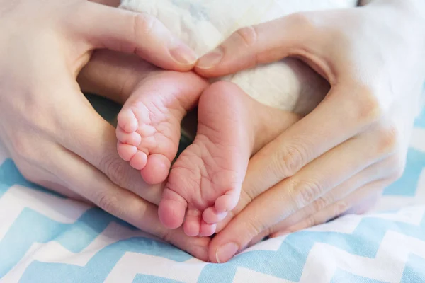 Picioarele Nou Născuților Mâinile Mamei Pliate Inimă Conceptul Maternitate Îngrijirea — Fotografie, imagine de stoc