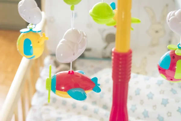 Ruchoma Zabawka Dla Dzieci Kołyski Przedszkolu Jasnym Tle Zabawka Rozwoju — Zdjęcie stockowe