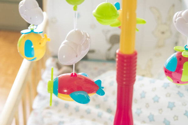 детская мобильная игрушка для колыбели в детской на светлом фоне, игрушка для развития детей, прикроватная игрушка
