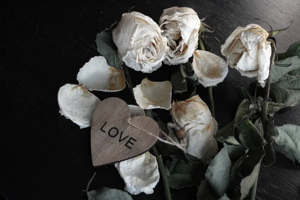 Увядшие Цветы Роз Символ Сердца Надписью Любовь Концепция Разбитого Сердца — стоковое фото