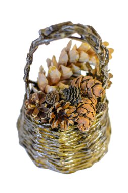 Hasır sepet çeşitli koni, ladin, çam, beyaz arka planda izole