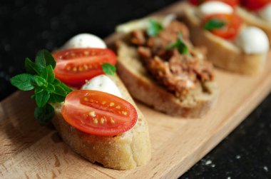 mozzarella ile bruschetta kiraz domatesleri ve Basil, ton balıklı bruschetta.