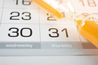 Ay sonu, ay sonu, süre bitimi, raporlar, çalışmaların tamamlanması ve dağıtımı için takvimin arkaplanındaki kum saati