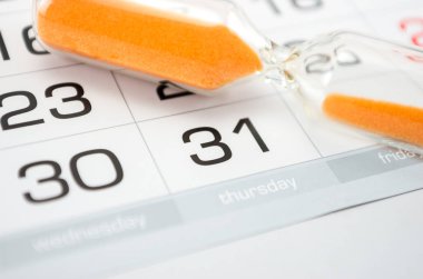 Ay sonu, ay sonu, süre bitimi, raporlar, çalışmaların tamamlanması ve dağıtımı için takvimin arkaplanındaki kum saati