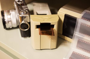 profesyonel film tarayıcısı, klasik kamera ve film segmentleri arka planda, film fotoğrafçılığı, film dijitalleştirmesi