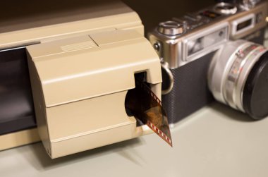 profesyonel film tarayıcısı, klasik kamera ve film segmentleri arka planda, film fotoğrafçılığı, film dijitalleştirmesi