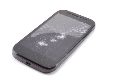 Bozuk telefon beyaz arka planda izole edilmiş, çökmüş telefon, kırılmış